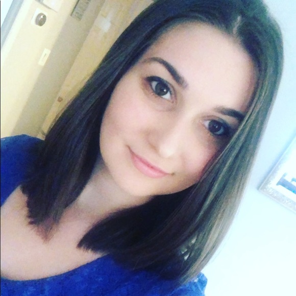 Profile Picture of Samantha Logallo (@slogallo) on Poshmark
