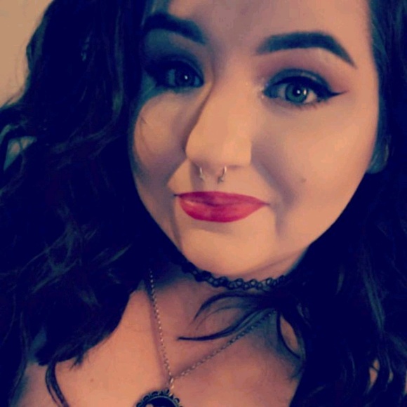 Profile Picture of Ashley Knetsch (@xoashl3ylynnxo) on Poshmark