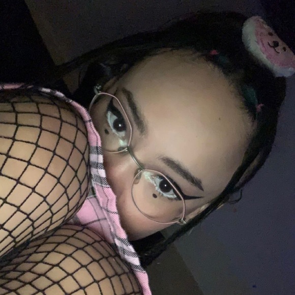 Profile Picture of Buggie H (@buggiebambi) on Poshmark