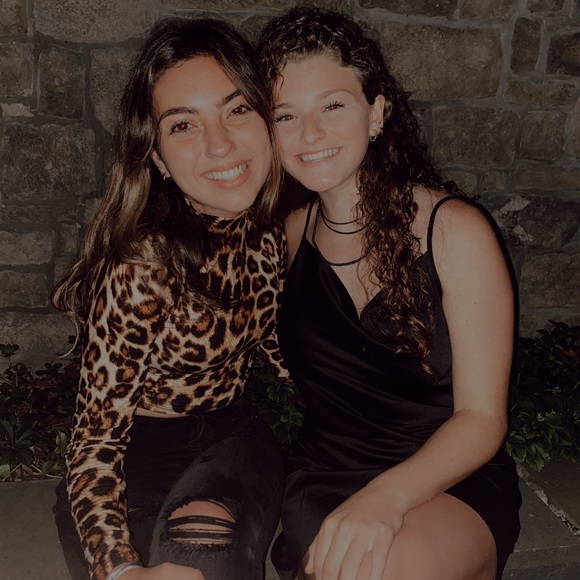 Abigail Divney - Poshmark Profile Picture of Abigail Divney (@abigaildivney) on Poshmark