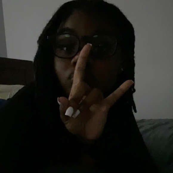 Profile Picture of Fendiii Fend (@fendiiifend) on Poshmark