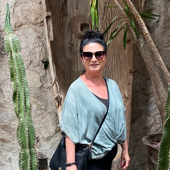 Profile Picture of Lillian Leon (@pinkfloyd1229) on Poshmark