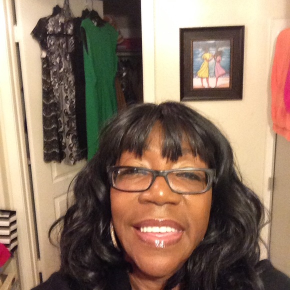 Profile Picture of Sonda Hardge (@camryn2) on Poshmark