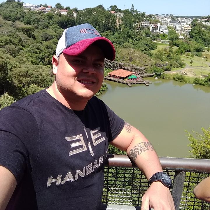 Profile Picture of Alex Moura (@alexmoura) on Tiktok