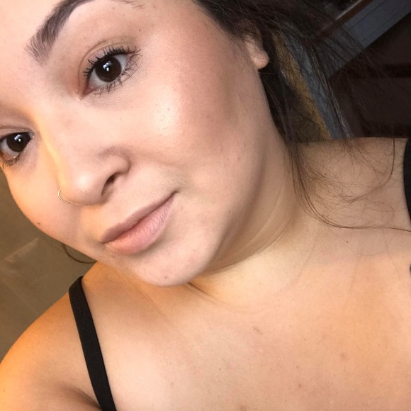 Profile Picture of Emily Binstock (@emilybinstock) on Poshmark