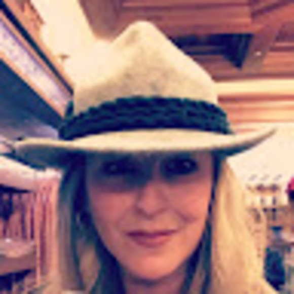 Profile Picture of Stephanie Evancho (@stephevancho) on Poshmark