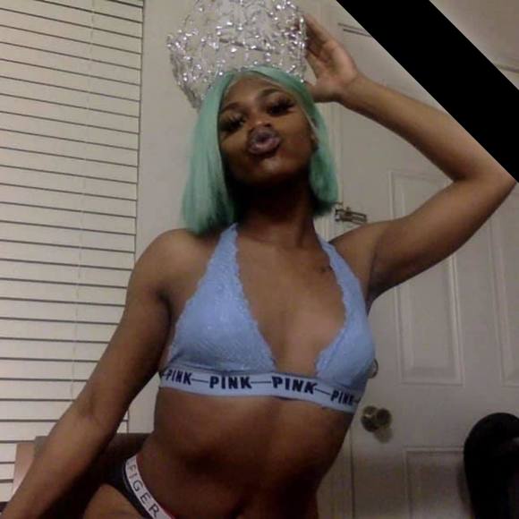 Profile Picture of Kayy Mckay (@kgonnie35) on Poshmark