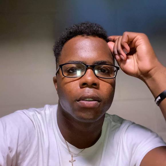 Profile Picture of Michael Essix (@michaelessix) on Poshmark