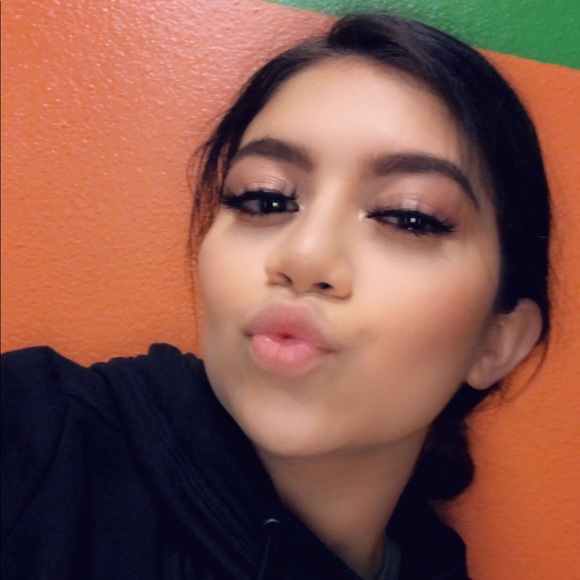Profile Picture of Sandy Tintinajero (@sandytinajero) on Poshmark