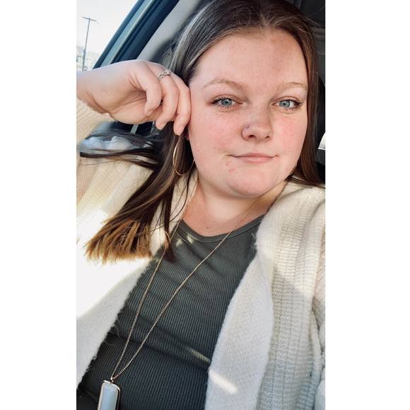 Profile Picture of Shelbi Tibbens (@shelbitibbens) on Poshmark