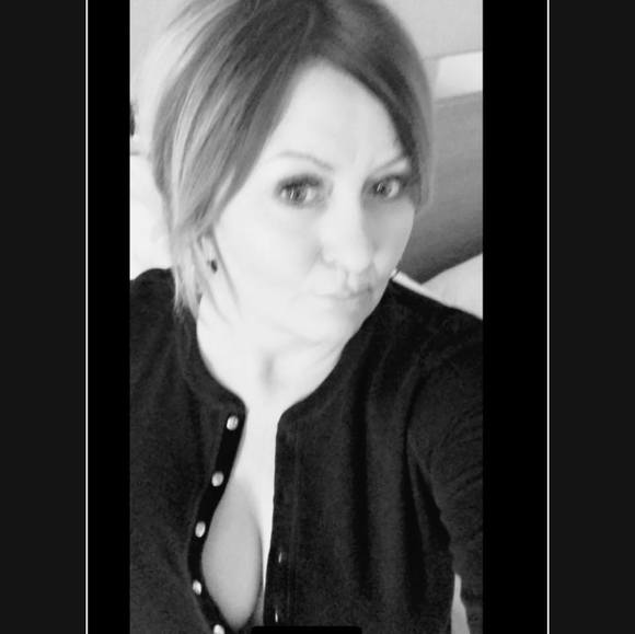Profile Picture of Karen Lapole (@karenlapole15) on Poshmark