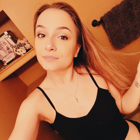 Profile Picture of Samantha Swetz (@samanthaswetz) on Poshmark