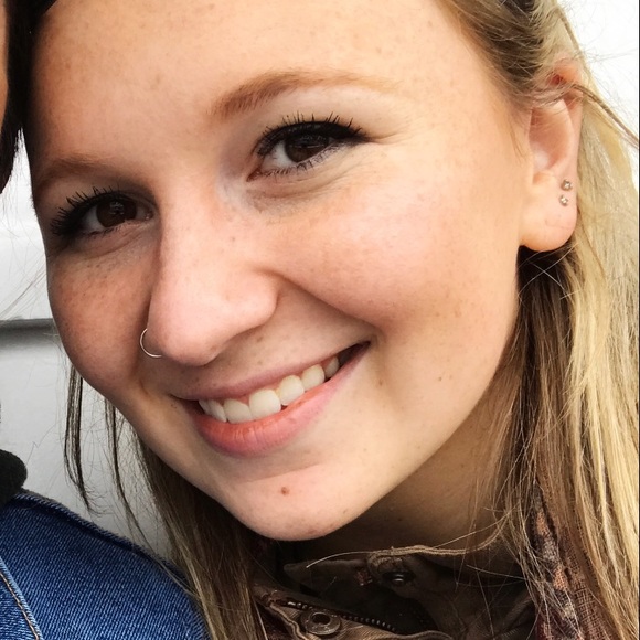 Profile Picture of Carlyn Cadriel (@carlyncadriel) on Poshmark