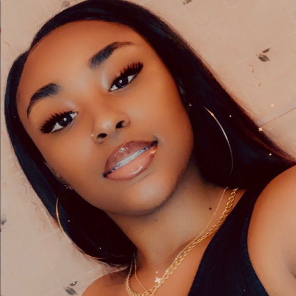Profile Picture of Kaniyha Laboon (@kaniyhalaboon) on Poshmark