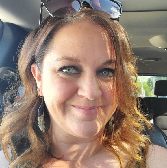Profile Picture of Laura Drotleff (@ldrotleff) on Poshmark