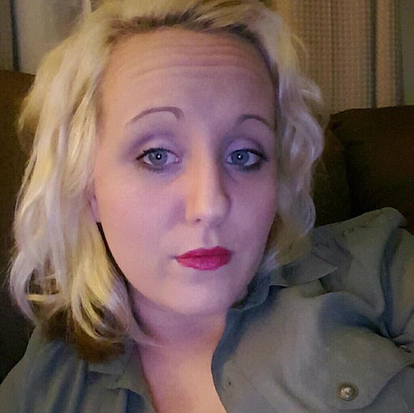 Profile Picture of Leighanna Heath (@lheath121) on Poshmark