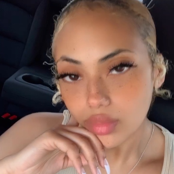 Profile Picture of Mymy M (@mymym225) on Poshmark