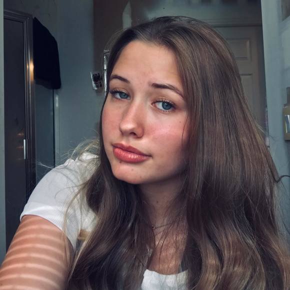 Profile Picture of Kamber Fulwider (@kamberfulwider) on Poshmark
