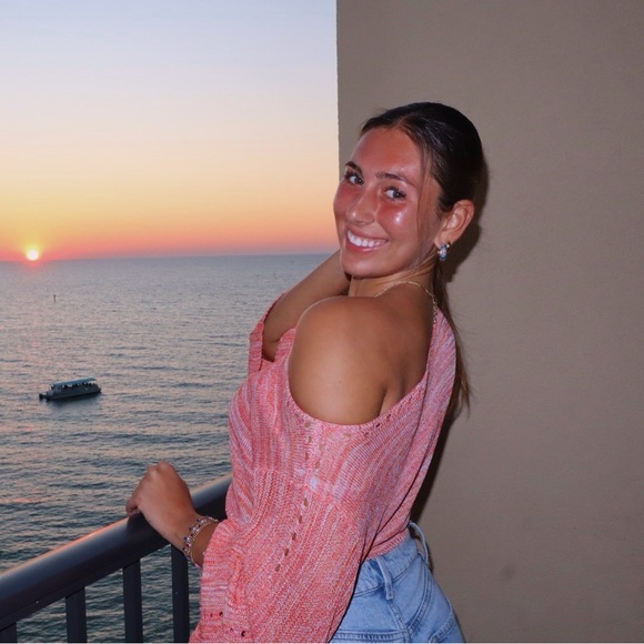 Profile Picture of Julia Arato (@julia_arato) on Poshmark