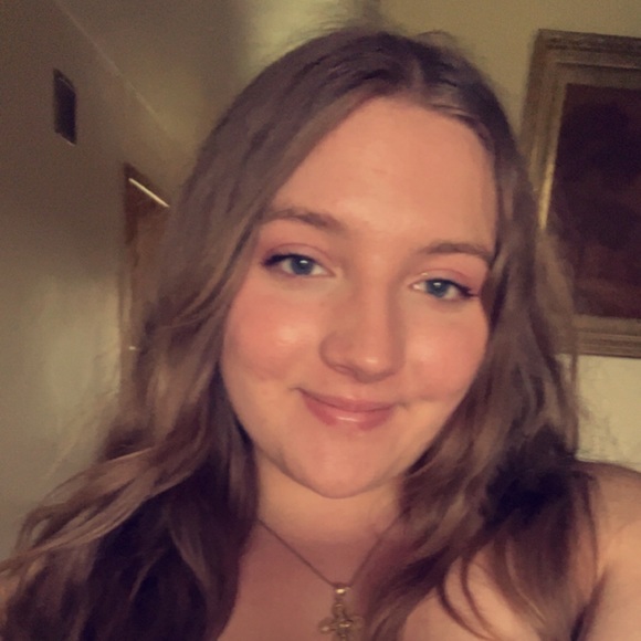 Profile Picture of Sophia Petrakis (@sophiapetrakis) on Poshmark