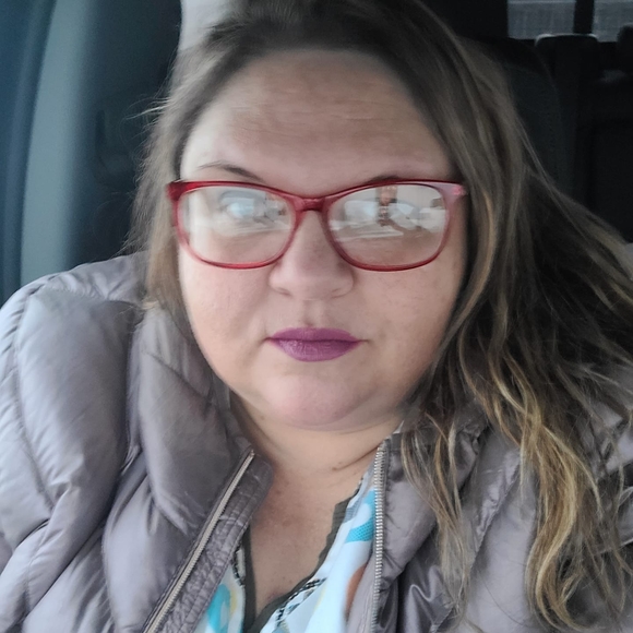 Profile Picture of Toni Aschinger (@taschinger) on Poshmark