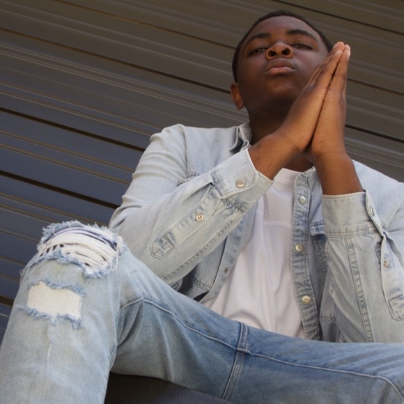 Profile Picture of Derrick Willis (@sneakerking2002) on Poshmark