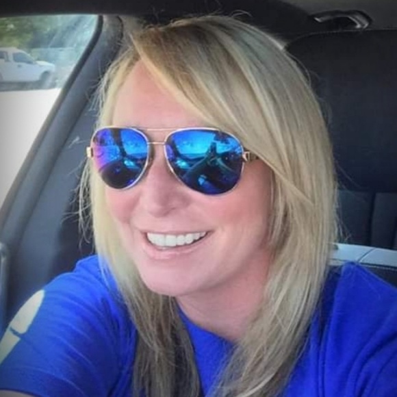 Profile Picture of Anna Spiotta (@annaspiotta364) on Poshmark