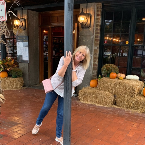 Profile Picture of Renee Abraham (@nae0870) on Poshmark
