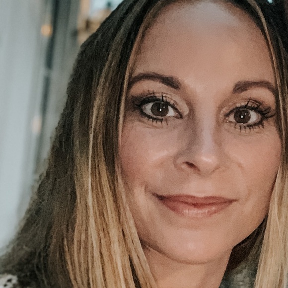 Profile Picture of Vanessa Burns (@smalltownstyled) on Poshmark