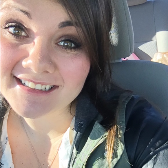 Profile Picture of Chelsea Leschinsky (@leschinskykaye) on Poshmark