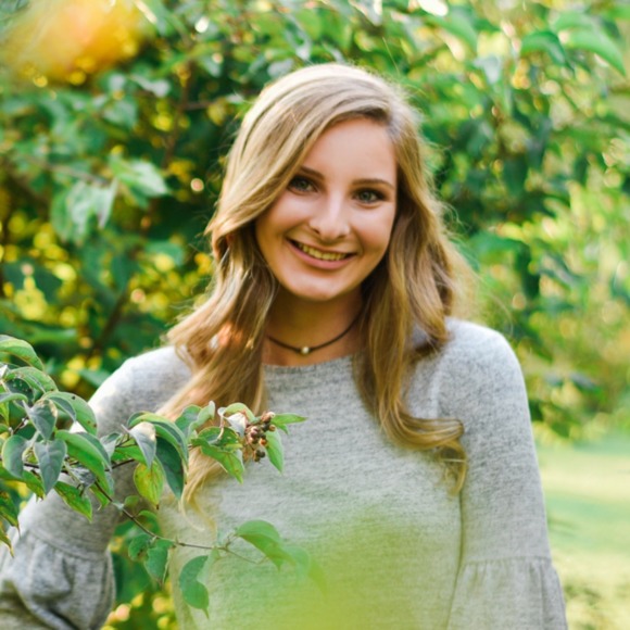 Profile Picture of Gabby Buday (@gabbybuday) on Poshmark