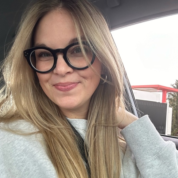 Profile Picture of Whitney Bloom (@whitneydsallee) on Poshmark