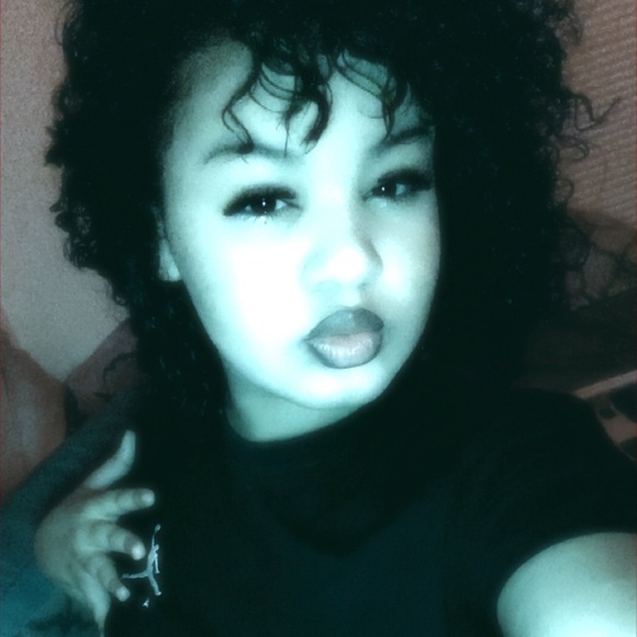 Profile Picture of Adrianna Elmberg (@look_itzona) on Poshmark