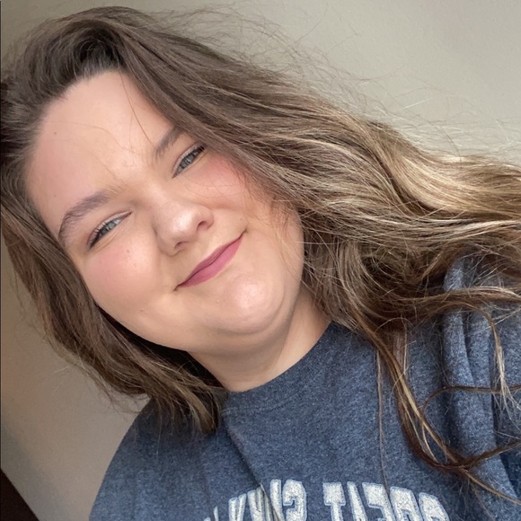 Profile Picture of Alexea Crawford (@alexeajc) on Poshmark