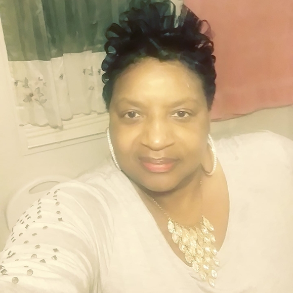 Profile Picture of Lisa Harris-starling (@lh3175) on Poshmark