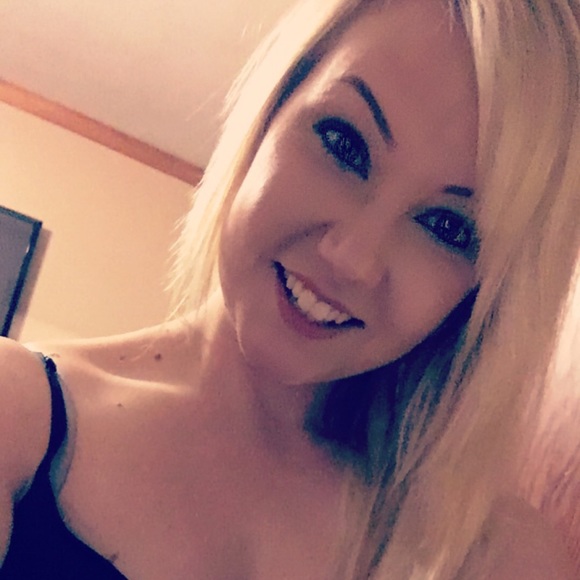 Profile Picture of Layne Howbert (@laynelise) on Poshmark