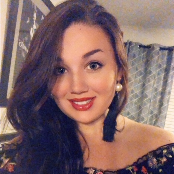 Profile Picture of Emily Dibble (@emilydibble16) on Poshmark