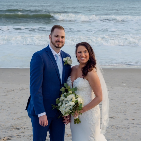 Profile Picture of Danielle Zinser (@daniellezinser6) on Poshmark