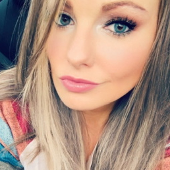 Profile Picture of Chelsey Deedon (@chelseydeedon89) on Poshmark