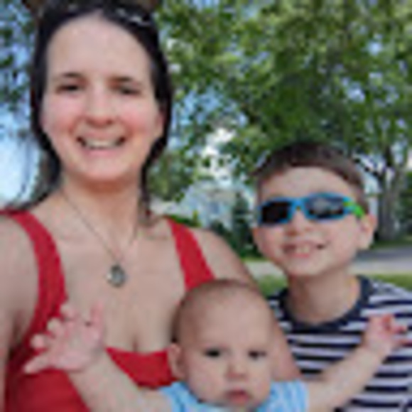 Profile Picture of April Moretti (@aprilmoretti) on Poshmark