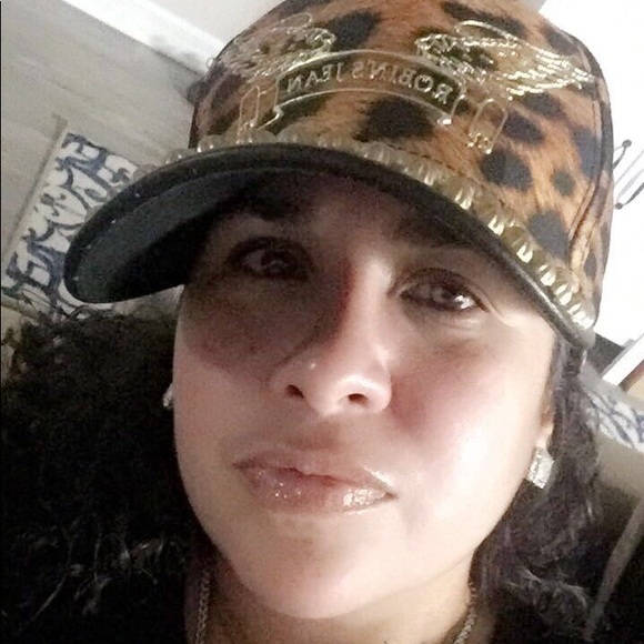 Profile Picture of Maylee Carrero (@beautiful612) on Poshmark