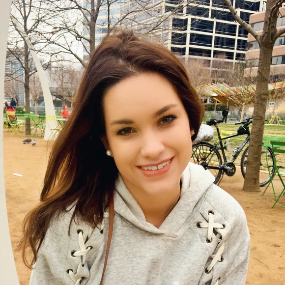 Profile Picture of Carly Taylor (@carlyt94) on Poshmark