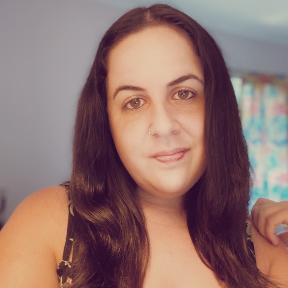 Profile Picture of Alexa Gallo (@pink_roses_) on Poshmark