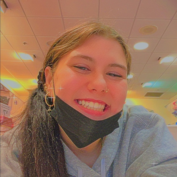 Profile Picture of Sayde Eidsness (@sayde_e) on Poshmark