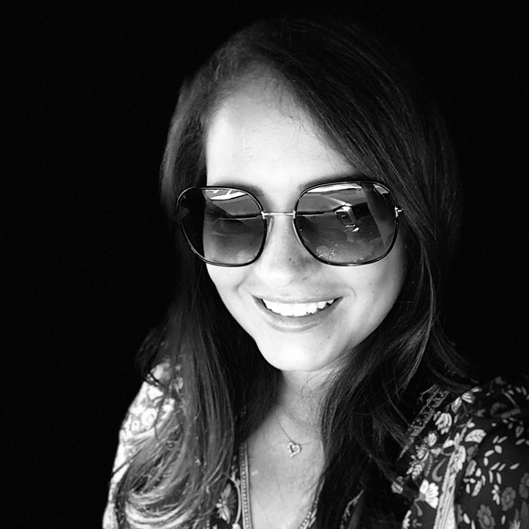 Profile Picture of Cinthia Chilimidos (@cinvanessa) on Poshmark