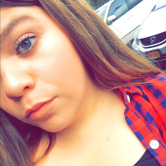 Profile Picture of Danielle Lasher (@d_lasher99) on Poshmark