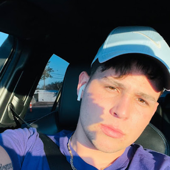 Profile Picture of Yex Hernández (@yexhernandez26) on Poshmark