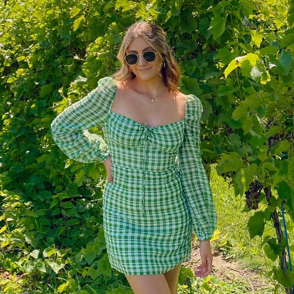 Profile Picture of Elise Andersen (@elise_andersen) on Poshmark