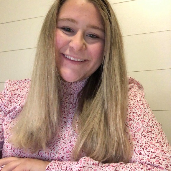 Profile Picture of Alexis Shanks (@alexis___s) on Poshmark