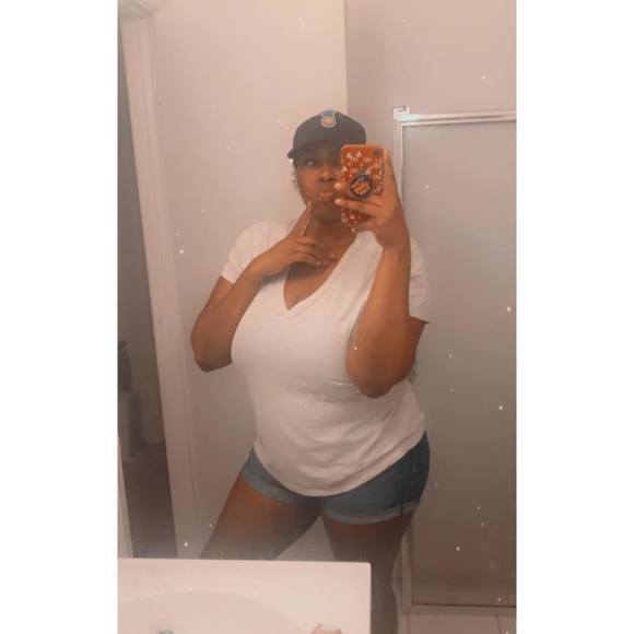 Profile Picture of Kiana Dunbar (@kiananichelle) on Poshmark